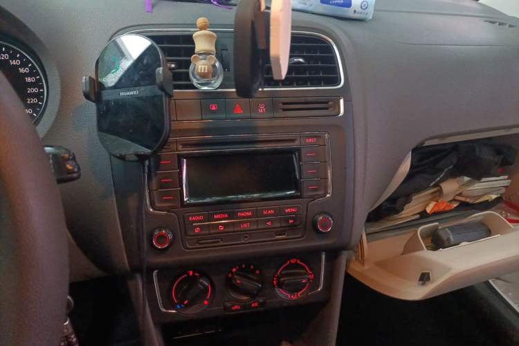Used Volkswagen Polo 2014 1.6L Automatic Comfort Edition Audio And AC Panel