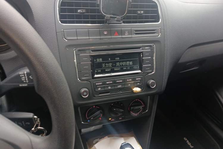 Used Volkswagen Polo 2014 1.6L Automatic Comfort Edition Audio And AC Panel