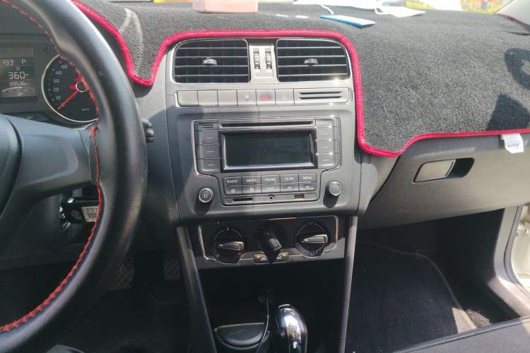 Used Volkswagen Polo 2014 1.6L Automatic Comfort Edition Audio And AC Panel