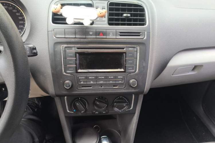 Used Volkswagen Polo 2014 1.6L Automatic Comfort Edition Audio And AC Panel