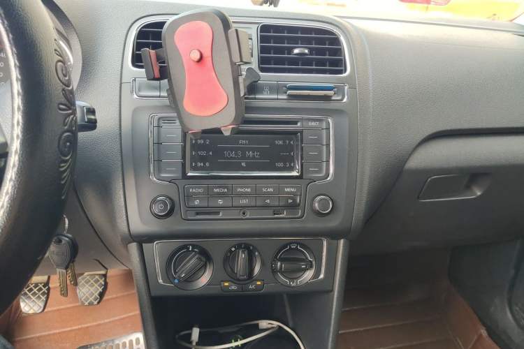 Used Volkswagen Polo 2014 1.4L Manual Comfort Edition Audio And AC Panel