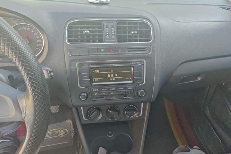 Used Volkswagen Polo 2014 1.4L Manual Comfort Edition Audio And AC Panel