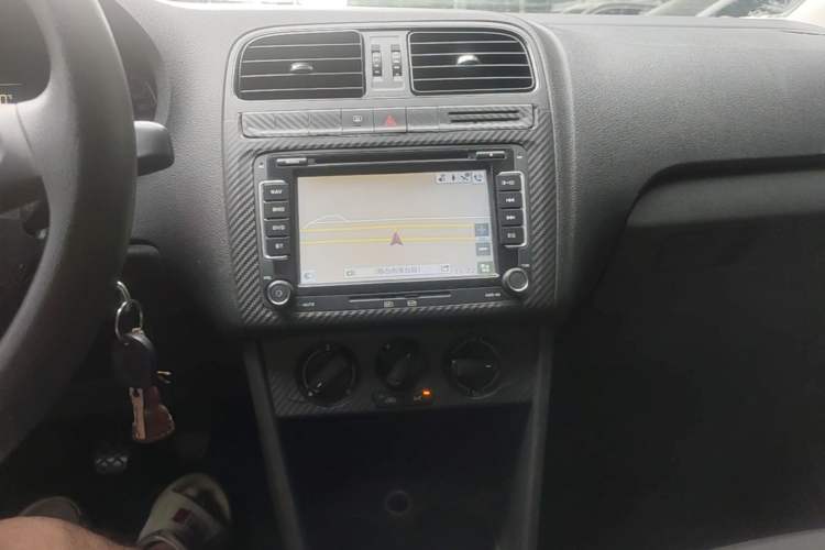 Used Volkswagen Polo 2014 1.4L Manual Fashion Edition Audio And AC Panel