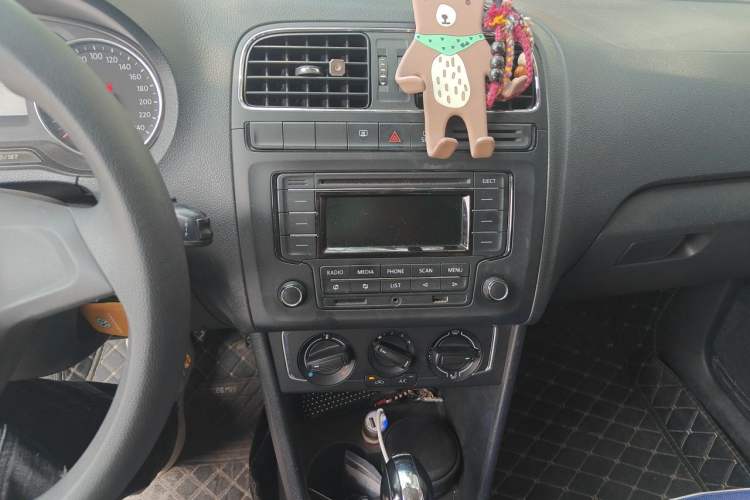 Used Volkswagen Polo 2014 1.4L Automatic Comfort Edition Audio And AC Panel