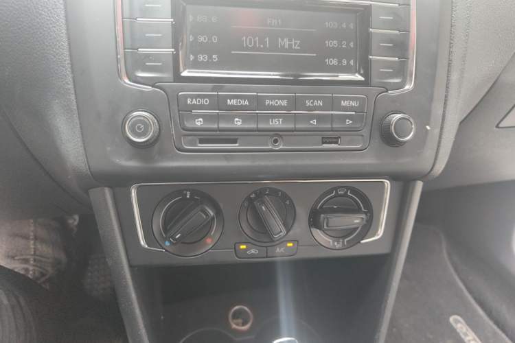 Used Volkswagen Polo 2014 1.6L Automatic Comfort Edition Audio And AC Panel