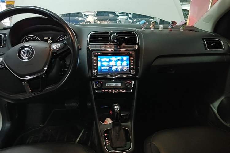 Used Volkswagen Polo 2014 1.6L Automatic Luxury Edition Audio And AC Panel