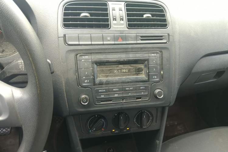 Used Volkswagen Polo 2014 1.4L Manual Fashion Edition Audio And AC Panel