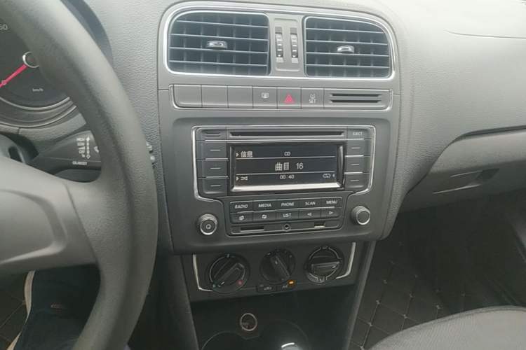 Used Volkswagen Polo 2014 1.4L Automatic Comfort Edition Audio And AC Panel