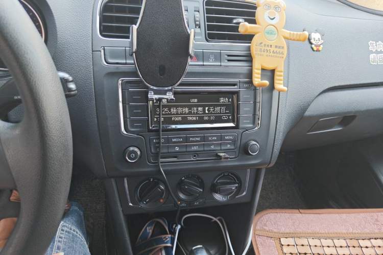 Used Volkswagen Polo 2014 1.6L Automatic Comfort Edition Audio And AC Panel
