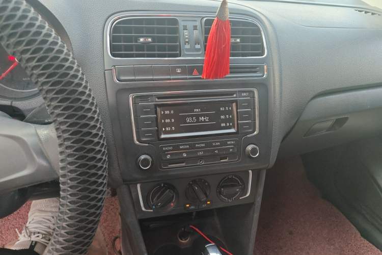 Used Volkswagen Polo 2014 1.4L Automatic Comfort Edition Audio And AC Panel