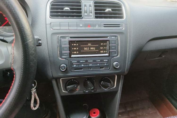 Used Volkswagen Polo 2014 1.6L Manual Comfort Edition Audio And AC Panel
