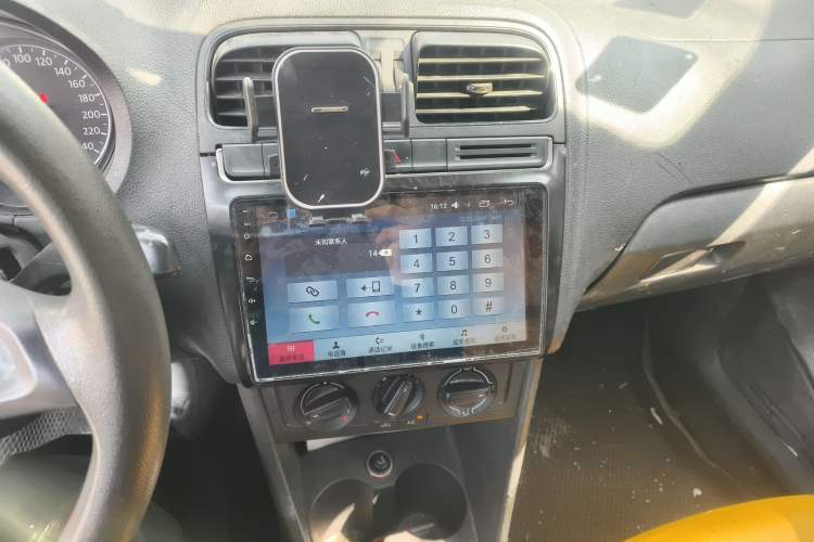 Used Volkswagen Polo 2014 1.4L Manual Fashion Edition Audio And AC Panel