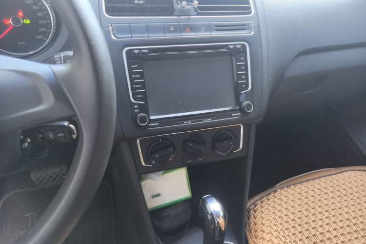 Used Volkswagen Polo 2014 1.6L Automatic Comfort Edition Audio And AC Panel