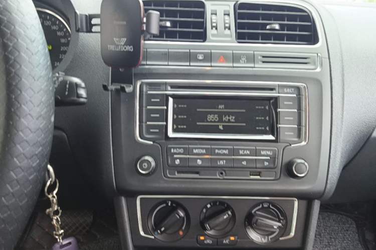 Used Volkswagen Polo 2014 1.4L Automatic Comfort Edition Audio And AC Panel