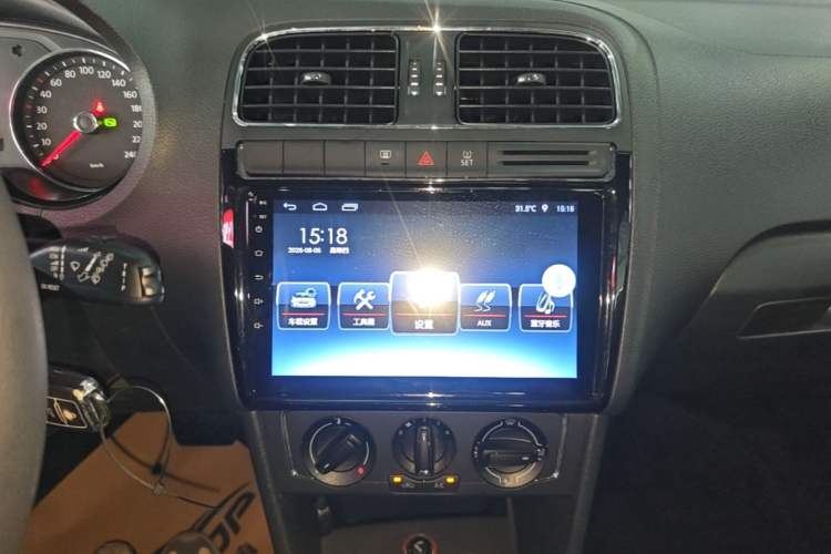 Used Volkswagen Polo 2014 1.6L Automatic Comfort Edition Audio And AC Panel