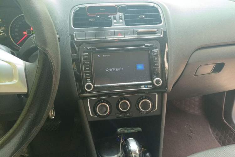 Used Volkswagen Polo 2014 1.6L Automatic Comfort Edition Audio And AC Panel