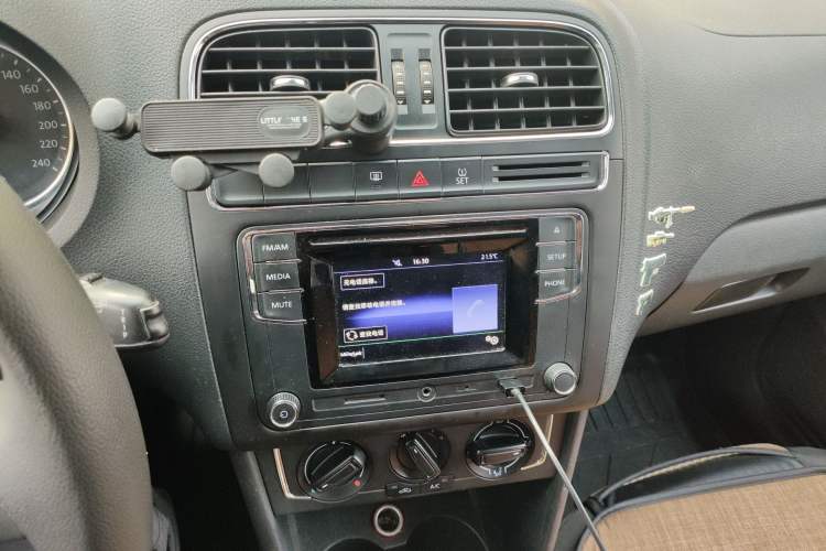 Used Volkswagen Polo 2014 1.4L Automatic Comfort Edition Audio And AC Panel