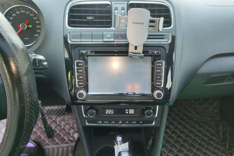Used Volkswagen Polo 2014 1.6L Automatic Comfort Edition Audio And AC Panel