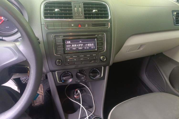 Used Volkswagen Polo 2014 1.4L Manual Comfort Edition Audio And AC Panel