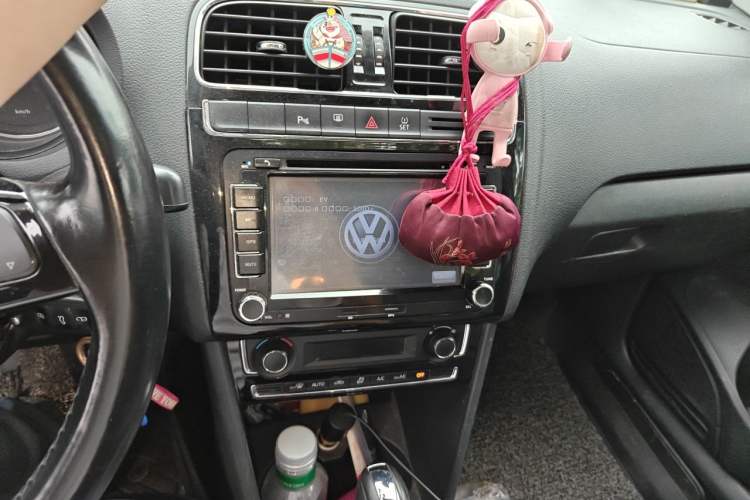 Used Volkswagen Polo 2014 1.6L Automatic Luxury Edition Audio And AC Panel
