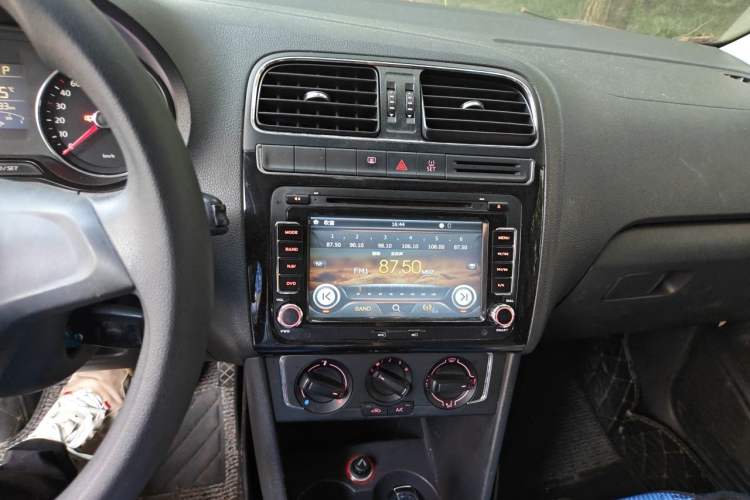Used Volkswagen Polo 2014 1.6L Automatic Comfort Edition Audio And AC Panel