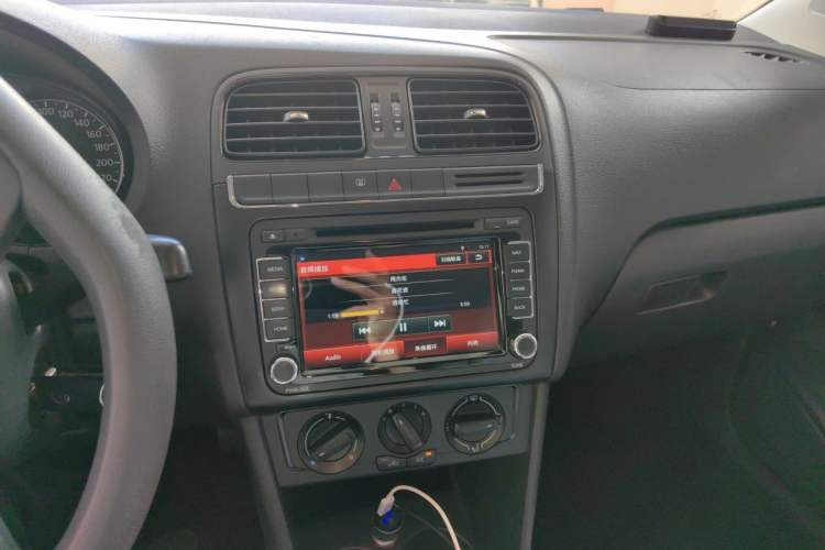 Used Volkswagen Polo 2014 1.4L Manual Fashion Edition Audio And AC Panel