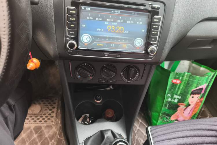 Used Volkswagen Polo 2014 1.4L Manual Fashion Edition Audio And AC Panel