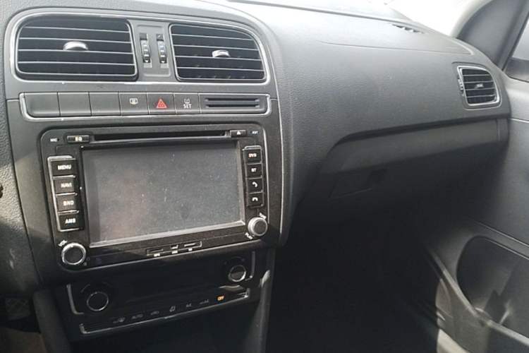 Used Volkswagen Polo 2014 1.6L Automatic Comfort Edition Audio And AC Panel