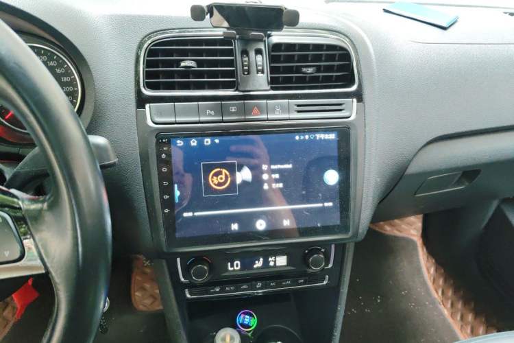 Used Volkswagen Polo 2014 1.6L Automatic Luxury Edition Audio And AC Panel