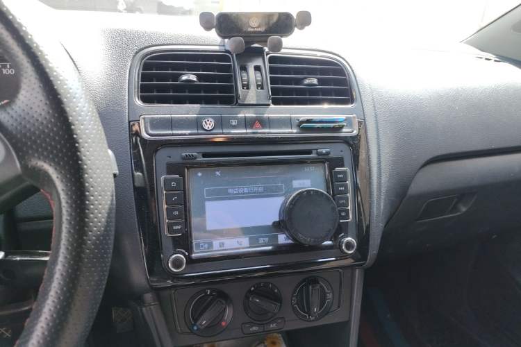 Used Volkswagen Polo 2014 1.4L Manual Fashion Edition Audio And AC Panel