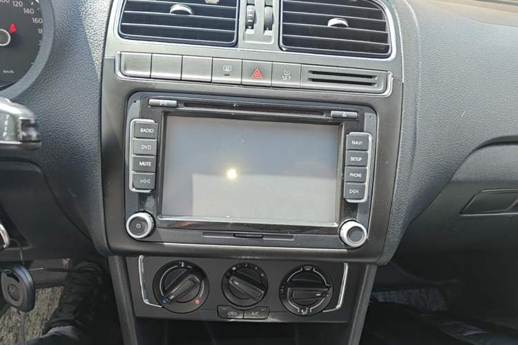 Used Volkswagen Polo 2014 1.6L Automatic Comfort Edition Audio And AC Panel