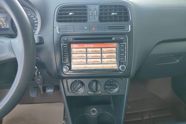 Used Volkswagen Polo 2014 1.4L Manual Fashion Edition Audio And AC Panel