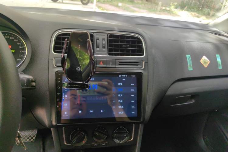 Used Volkswagen Polo 2014 1.6L Automatic Comfort Edition Audio And AC Panel