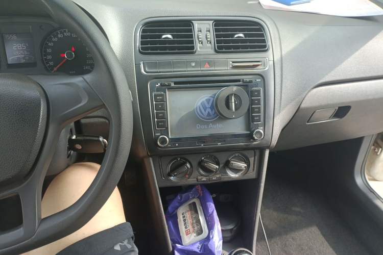 Used Volkswagen Polo 2014 1.4L Manual Fashion Edition Audio And AC Panel