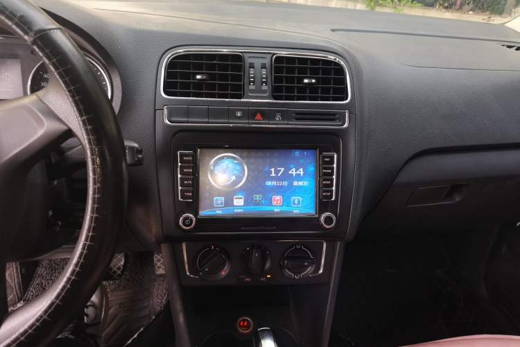 Used Volkswagen Polo 2014 1.4L Automatic Comfort Edition Audio And AC Panel