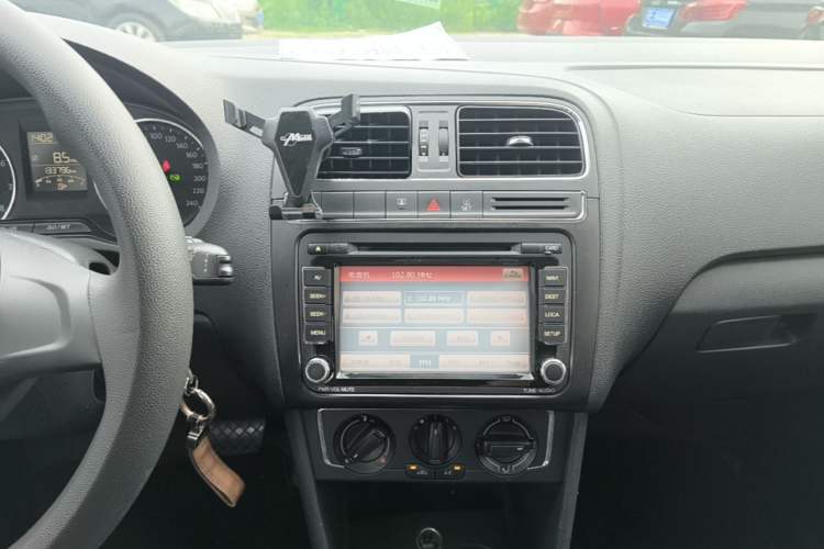 Used Volkswagen Polo 2014 1.6L Automatic Comfort Edition Audio And AC Panel