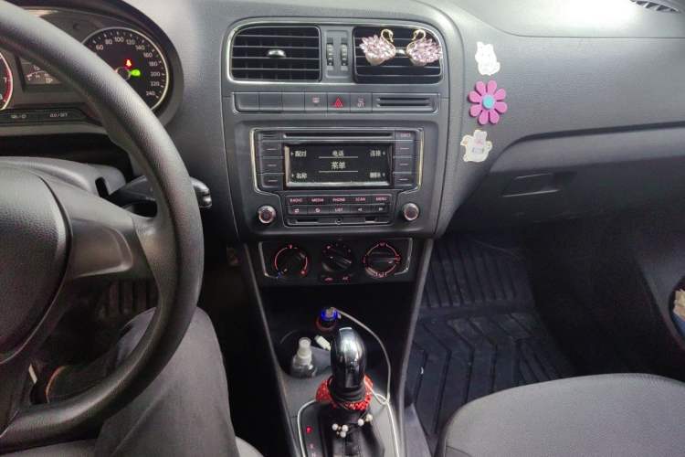 Used Volkswagen Polo 2014 1.6L Automatic Comfort Edition Audio And AC Panel