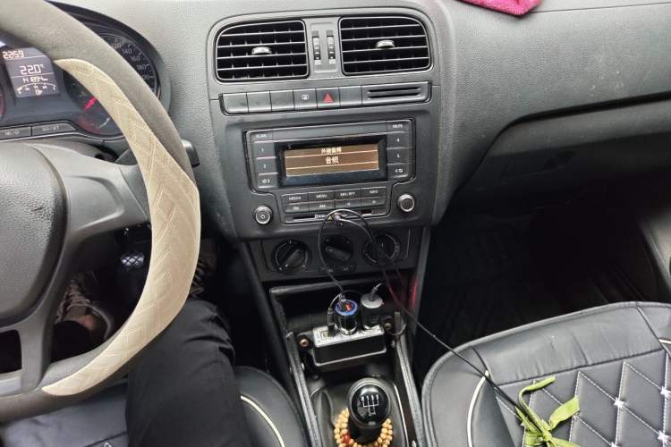 Used Volkswagen Polo 2014 1.4L Manual Fashion Edition Audio And AC Panel