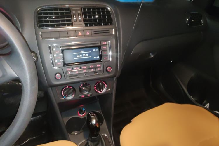 Used Volkswagen Polo 2014 1.6L Automatic Comfort Edition Audio And AC Panel