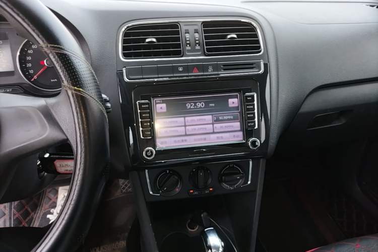 Used Volkswagen Polo 2014 1.4L Automatic Comfort Edition Audio And AC Panel