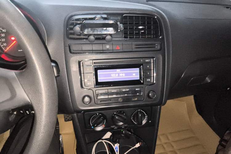 Used Volkswagen Polo 2014 1.4L Manual Fashion Edition Audio And AC Panel
