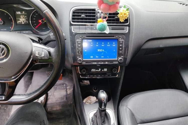 Used Volkswagen Polo 2014 1.6L Automatic Luxury Edition Audio And AC Panel