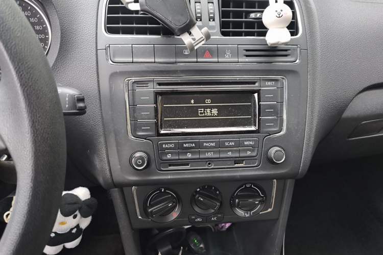 Used Volkswagen Polo 2014 1.6L Automatic Comfort Edition Audio And AC Panel