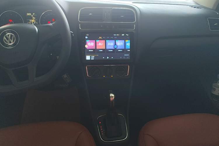 Used Volkswagen Polo 2014 1.4L Automatic Comfort Edition Audio And AC Panel