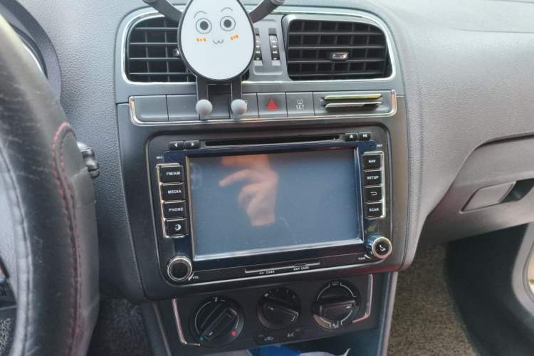 Used Volkswagen Polo 2014 1.6L Automatic Comfort Edition Audio And AC Panel
