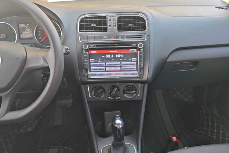 Used Volkswagen Polo 2014 1.6L Automatic Comfort Edition Audio And AC Panel