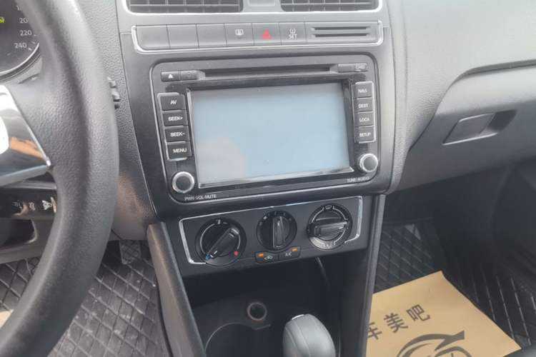 Used Volkswagen Polo 2014 1.4L Automatic Comfort Edition Audio And AC Panel