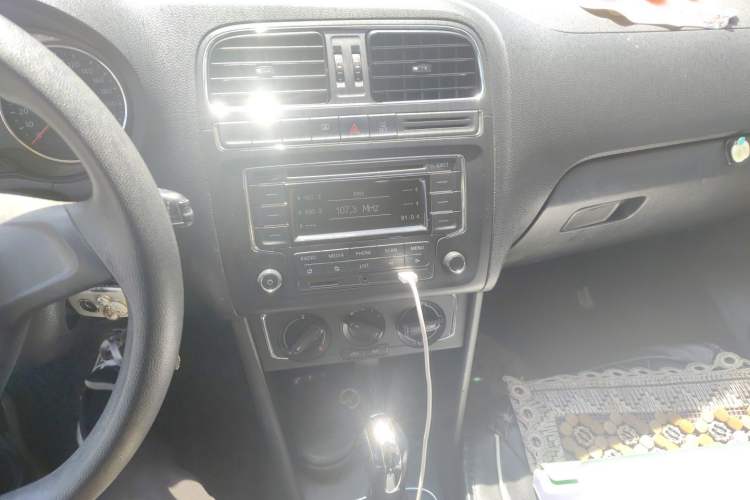 Used Volkswagen Polo 2014 1.4L Automatic Comfort Edition Audio And AC Panel