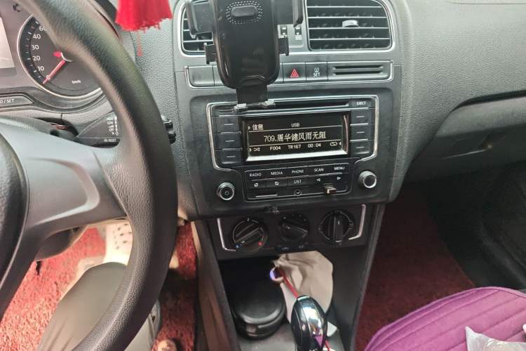 Used Volkswagen Polo 2014 1.6L Automatic Comfort Edition Audio And AC Panel