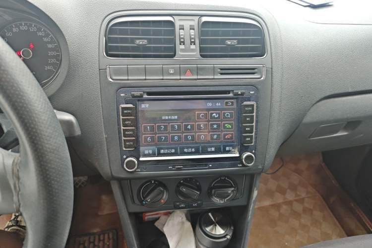 Used Volkswagen Polo 2014 1.4L Manual Fashion Edition Audio And AC Panel